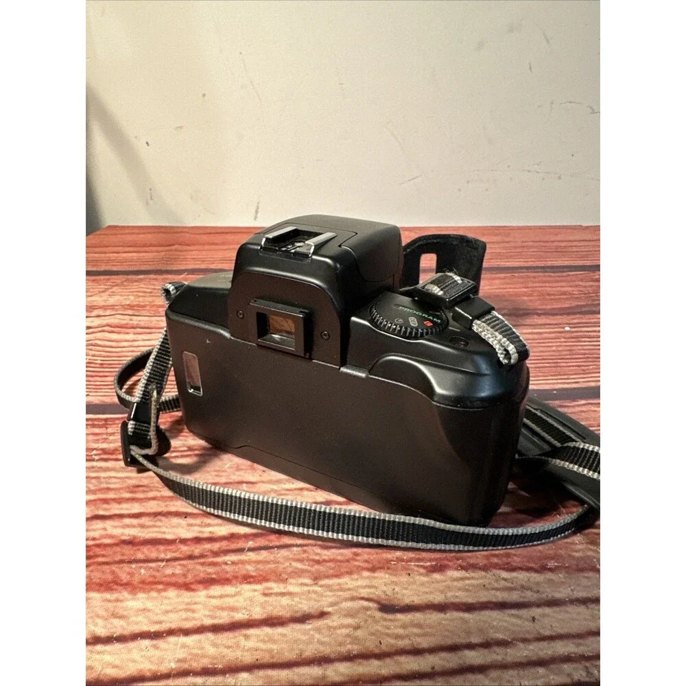 Canon EOS 750 Camera + Case - WORKING